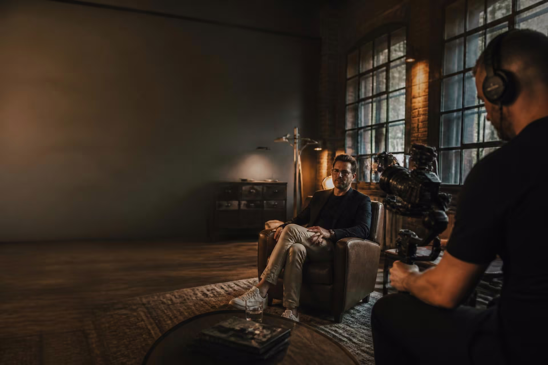 Mobile Videoproduktion im Kreis Düren – Kamerateam beim Interview-Dreh in industriellem Loft
